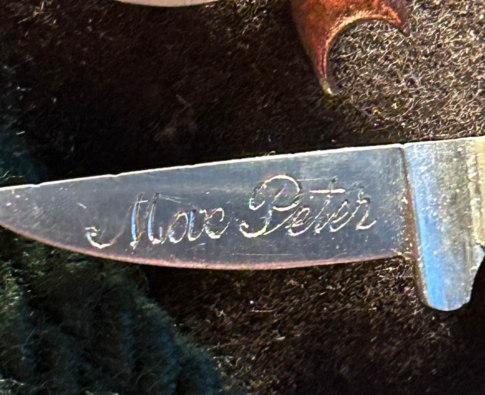 Detail der handgefertigten Klinge des Miniatur-Hutmessers